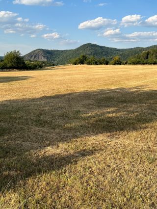 Kde je pro vás domov? Napište do komentáře ❤️ Foto je z obce Skryje na křivoklátsku.